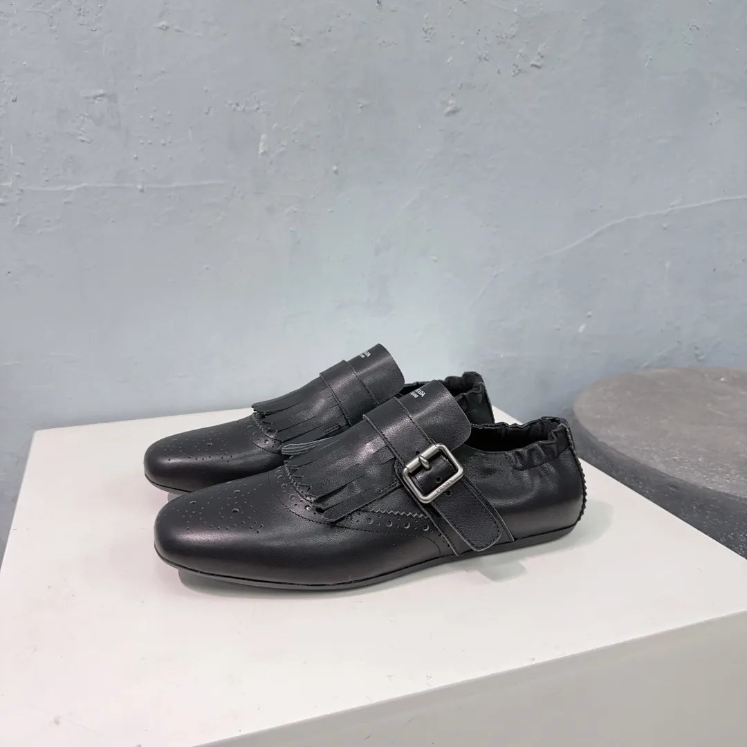 👟👟Ex-factory price 580👟👟! Prada 25 spring and summer catwalk new brogue carved tassel retro loafers and slippers series 🔥 🌟🌟🌟This shoe deliberately presents a classic and retro style, with both masculine temperament and feminine style, forming a binary contrast, highlighting the iconic style of the Prada series. The tassels are crafted using special craftsmanship, and details such as buckles and brogue patterns reveal traditional charm. An unconventional and surprising reinterpretation, the shoe is re-launched in a more fashionable design. The upper is made of imported calfskin, the lining is sheepskin, and the original molded rubber sole. Number of yards: 35-40 (40 pieces are non-refundable). Comes with original packaging.